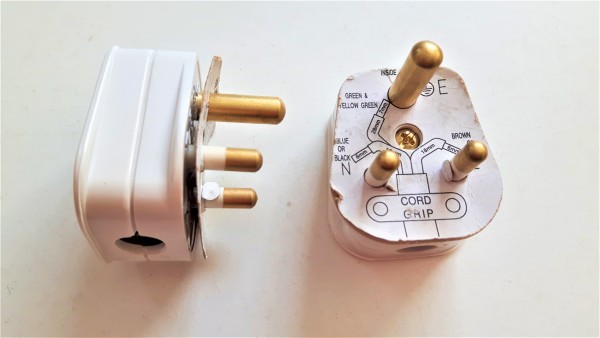 round 3 pin plug - 5 amp - in white