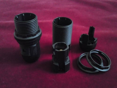 B15 - SBC bulb-lamp holder 3 part black threaded skirt